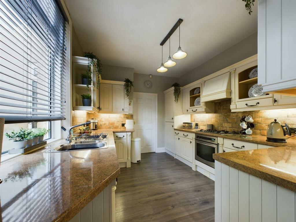 kitchen 2.jpg