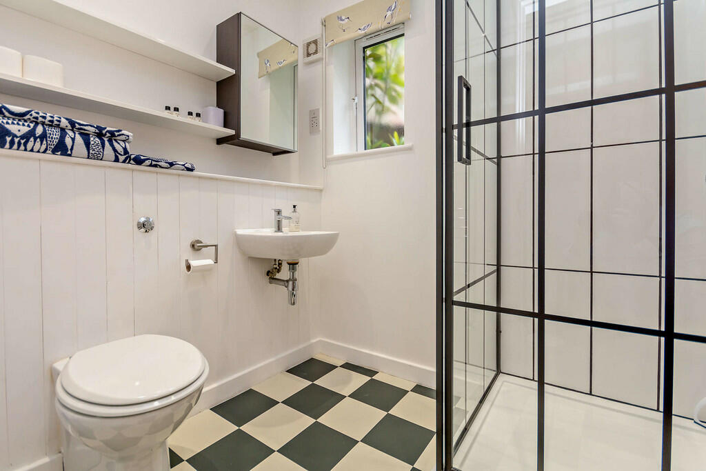 8601537-interior1...