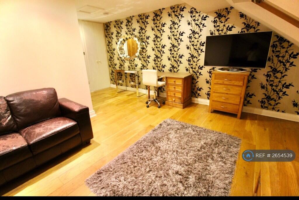 Huge Ensuite Penthouse Style Bedroom - Huge Smart
