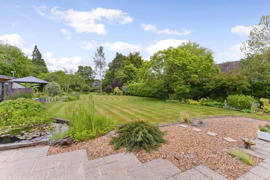 10 Woodway, Guildford (20)-1920.jpg