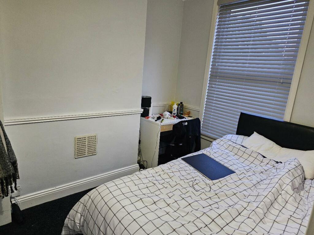 bed 1.jpg