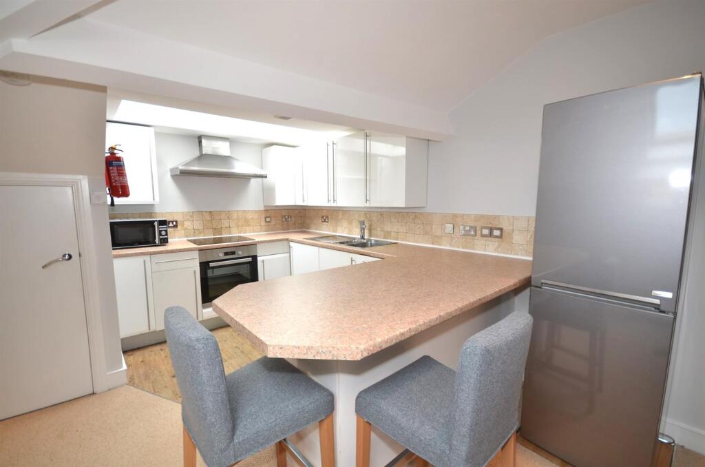 (03)fLAT-14-Rutland-Court.JPG