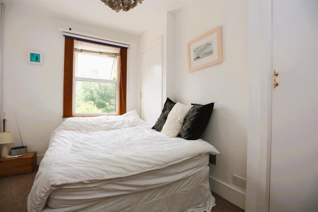 112 Cowper Street bed 2.JPG