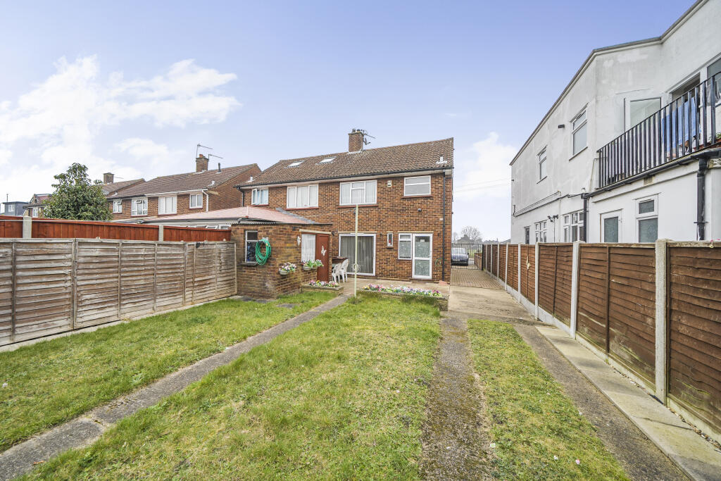 40 Bear Road, Hanworth Village, Feltham, TW13 6RA