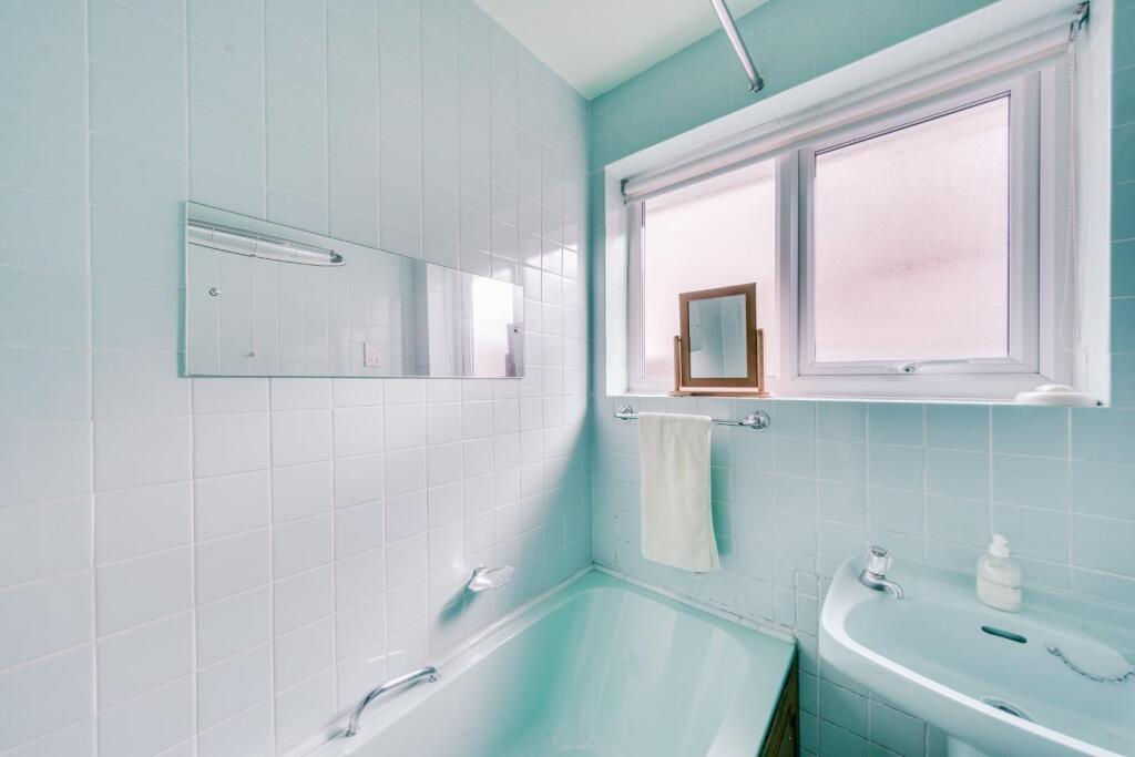 10 - bathroom.jpg