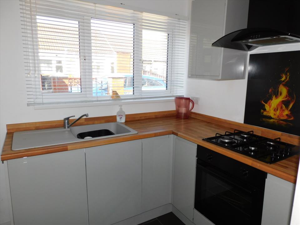 L-SHAPED KITCHEN