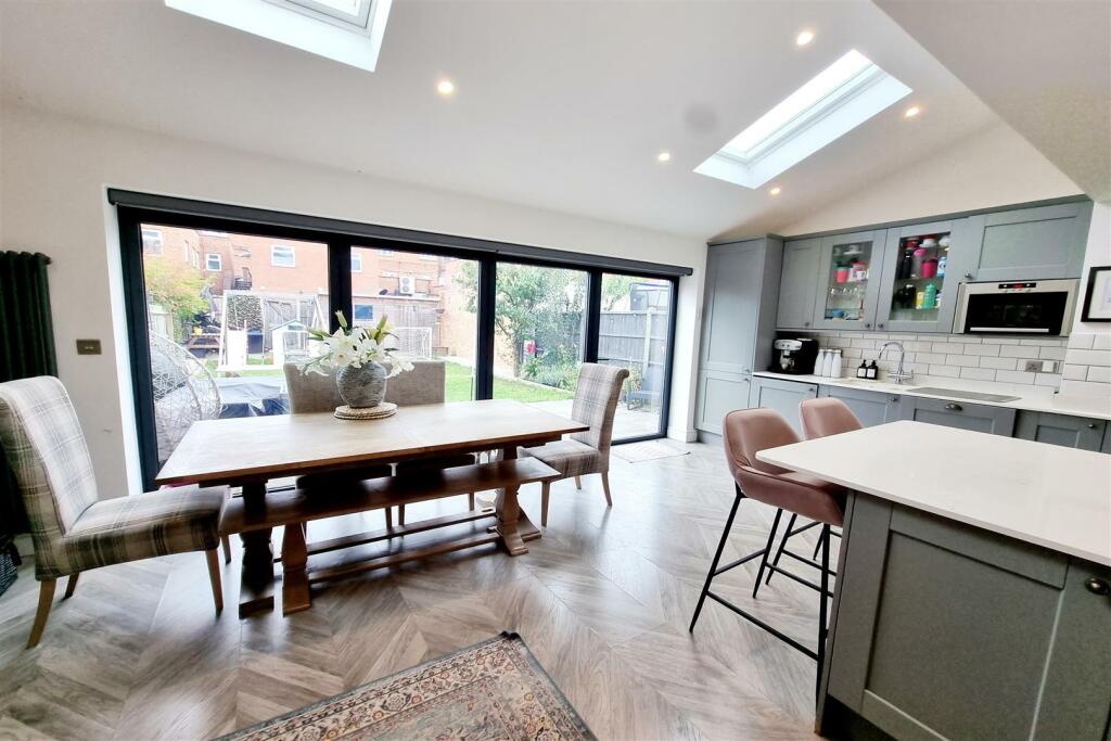 DINING AREA: