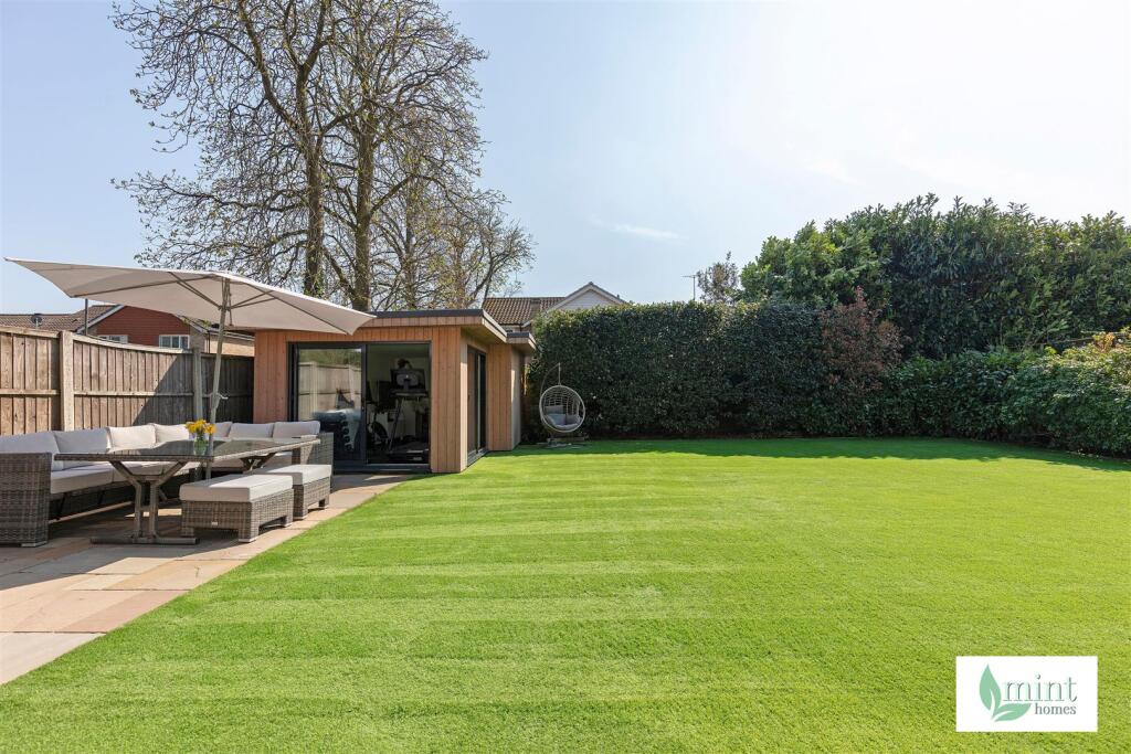 437__Woodham_Lane__Addlestone__Surrey__KT15_3QG34.