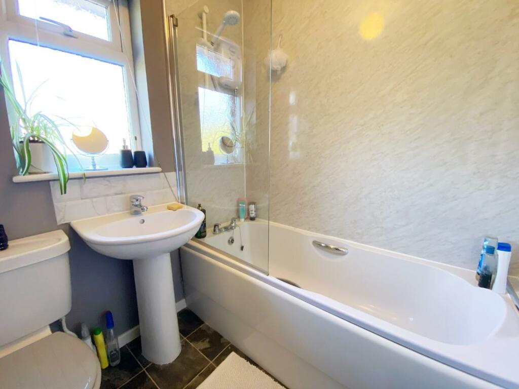 Bathroom 1.jpg