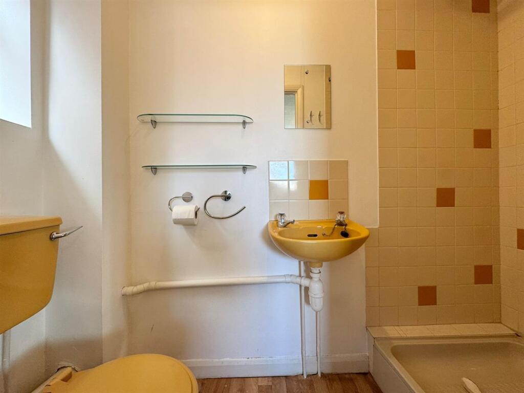 Master ensuite.jpg