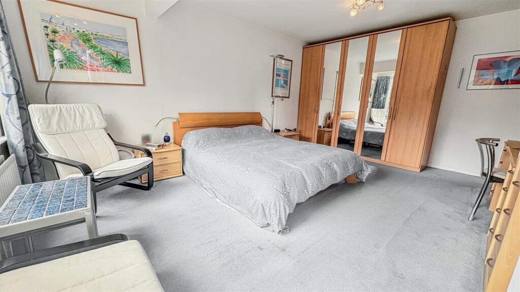 MAIN BEDROOM