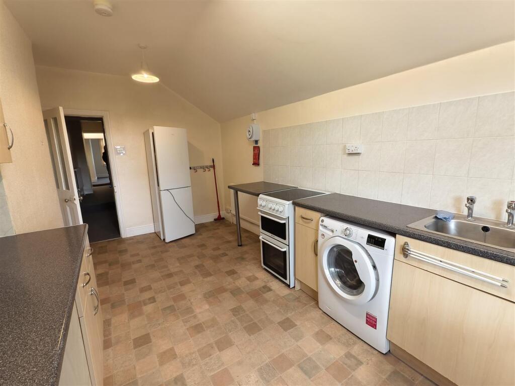 Kitchen 1.jpg