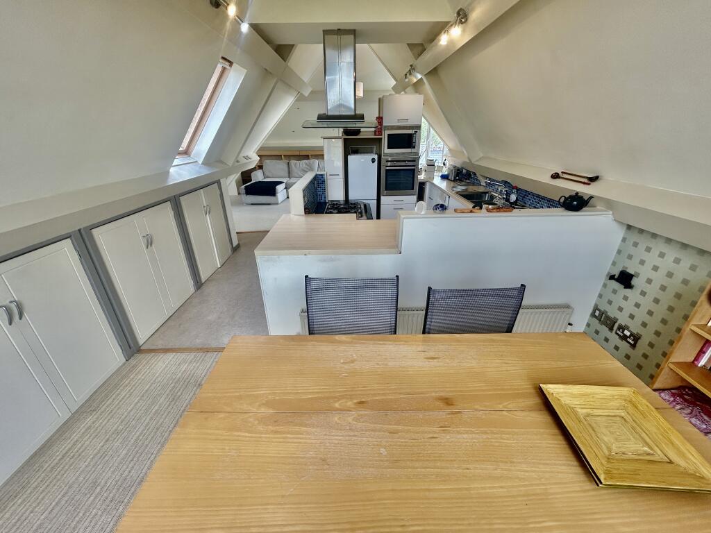 Lounge / Dining Area