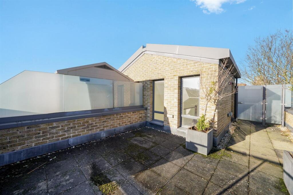 2 Sir Alexander Close - 1b2gF4pes2Cd1pKJdMq3.jpg