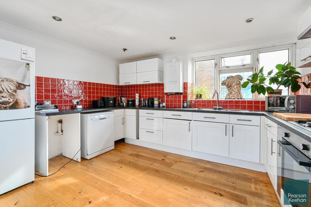 64 Coates Court, BN42 (6).jpg