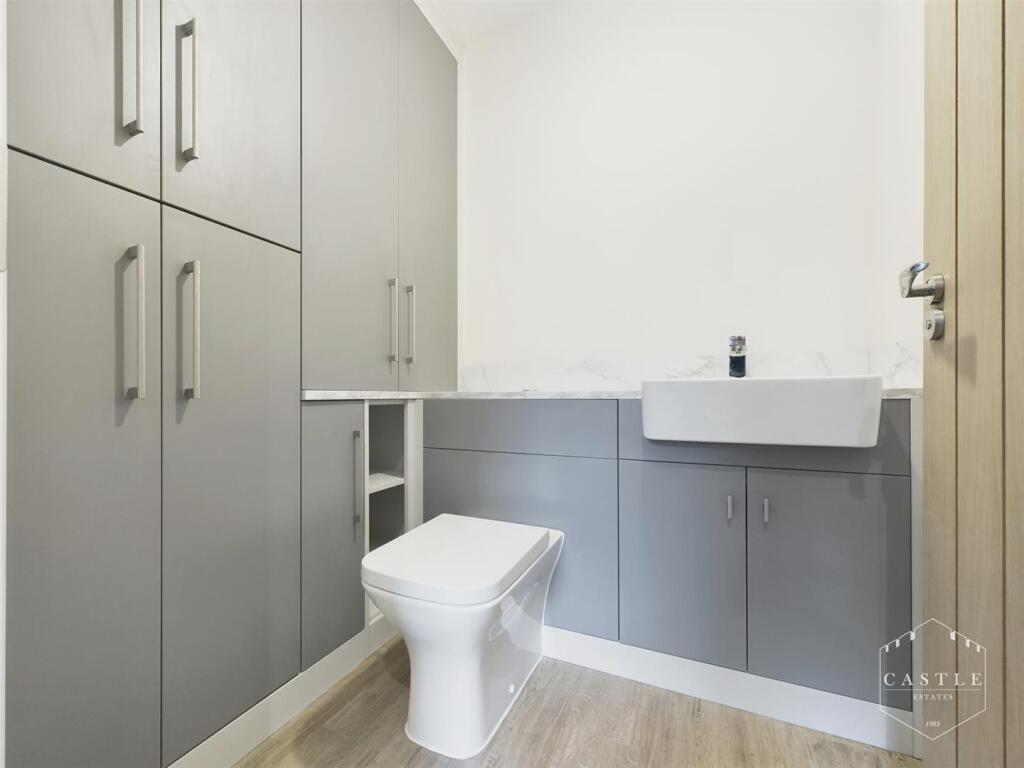 GUEST CLOAKROOM/W.C.