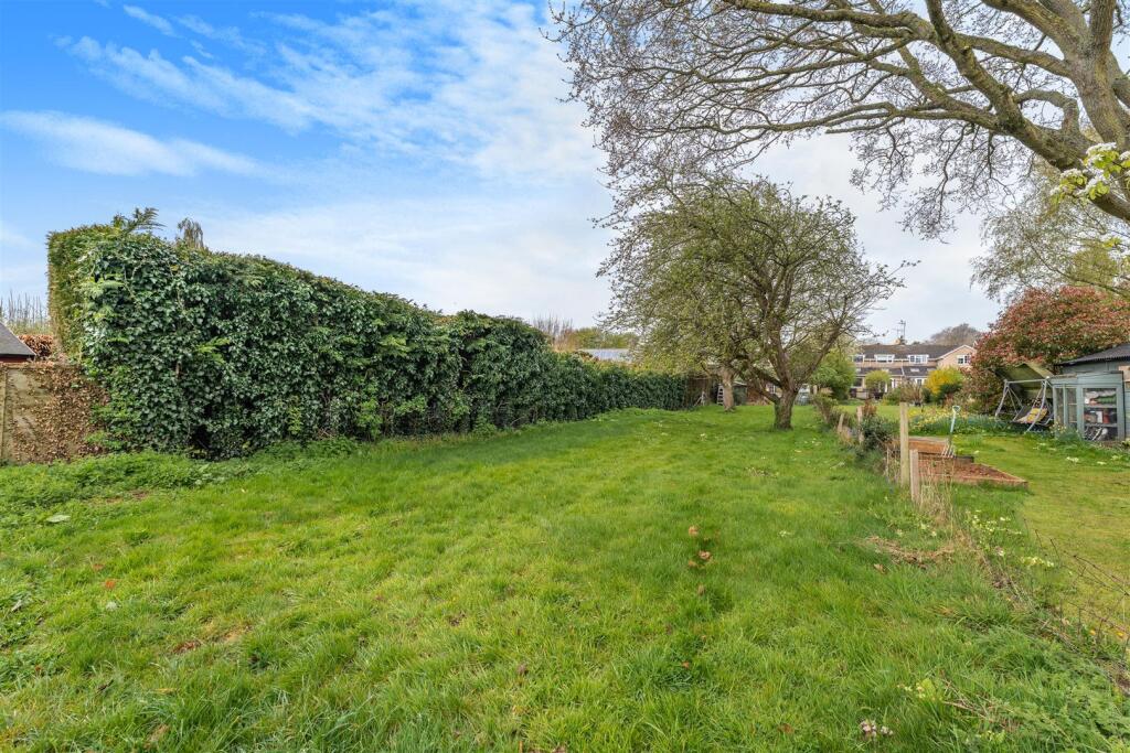 6 Gulliver's Close, Horley-15.jpg