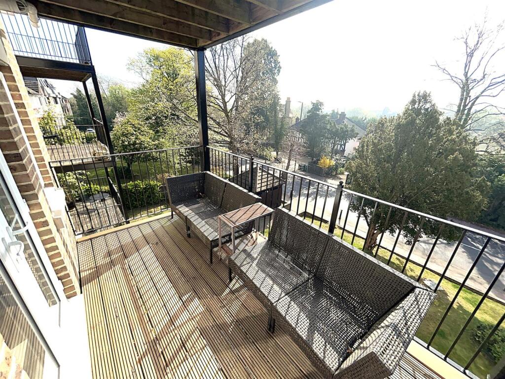 PRIVATE BALCONY