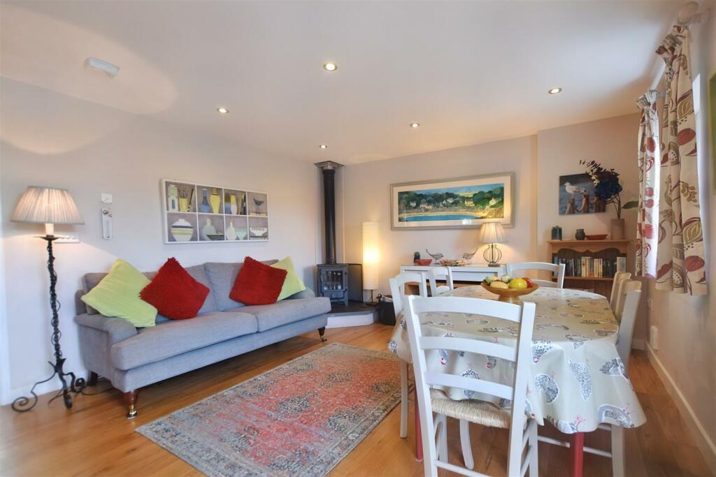 Lounge/Dining Area