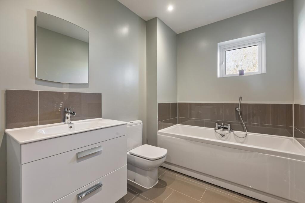 A23 - 22 Sharkham Drive Brixham - 250206