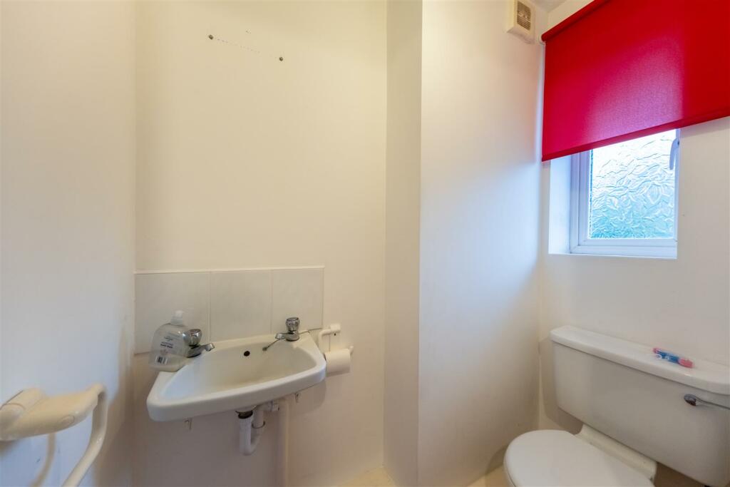 3 Harewood Close-008.jpg