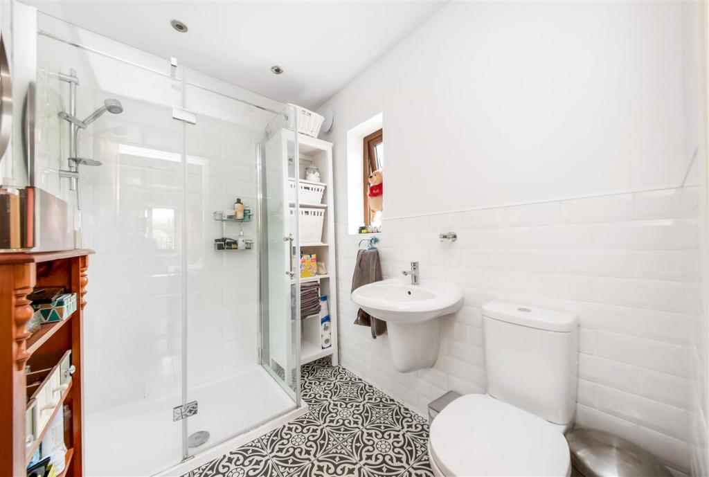 EN-SUITE SHOWER ROOM