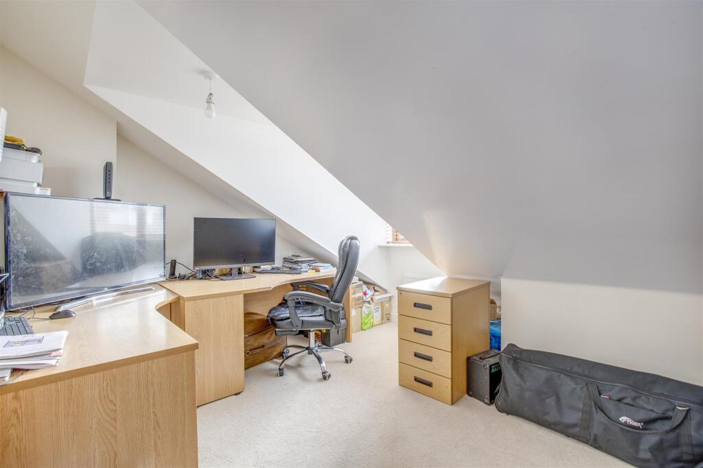 68 John North Close, HP11 1FQ-3.jpg