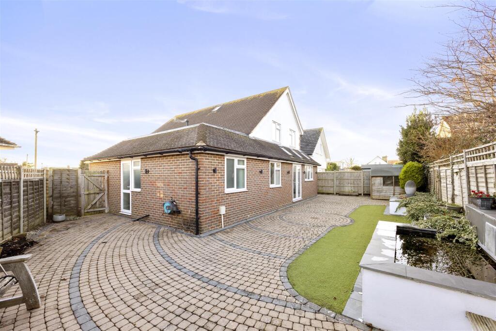 Courtlands Close 8-023.JPG