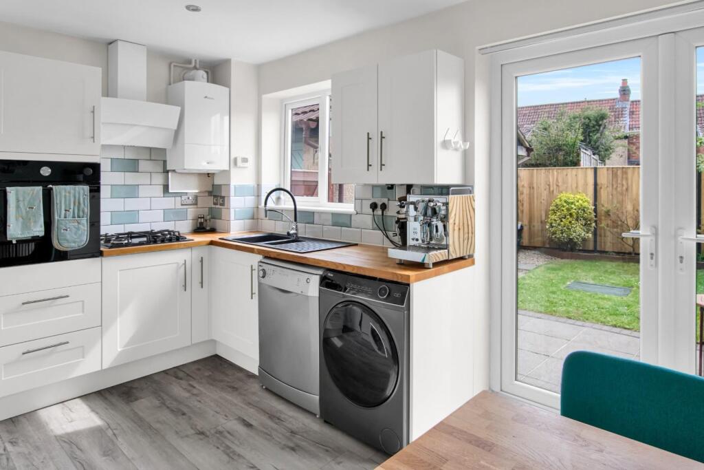 9 Avalon Close BS49 4AQ 16.jpg