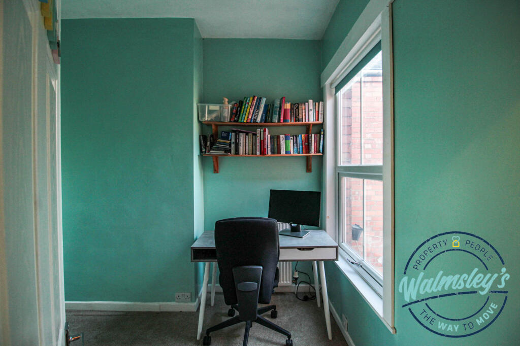 Middle double bedroom