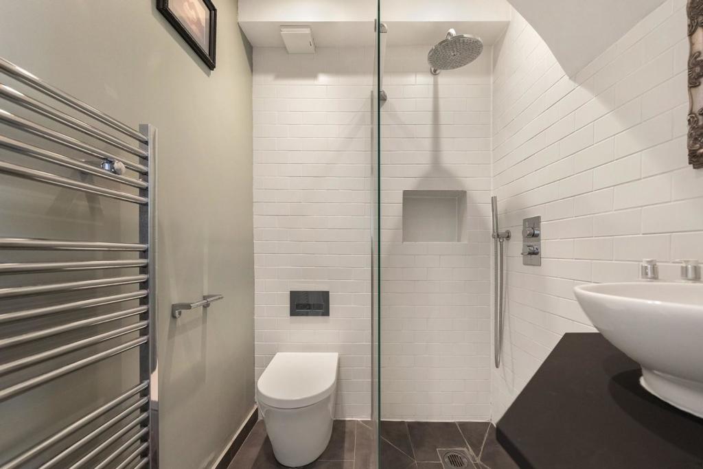 Bathroom (1).jpg