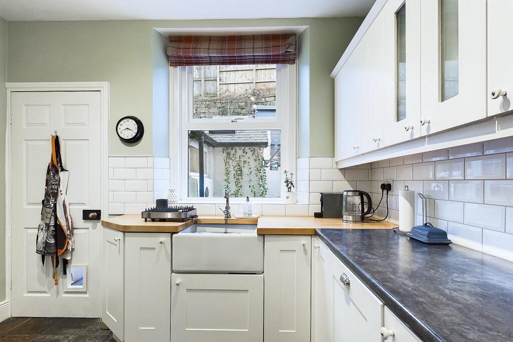 CAM04201G0-PR0052-STILL009