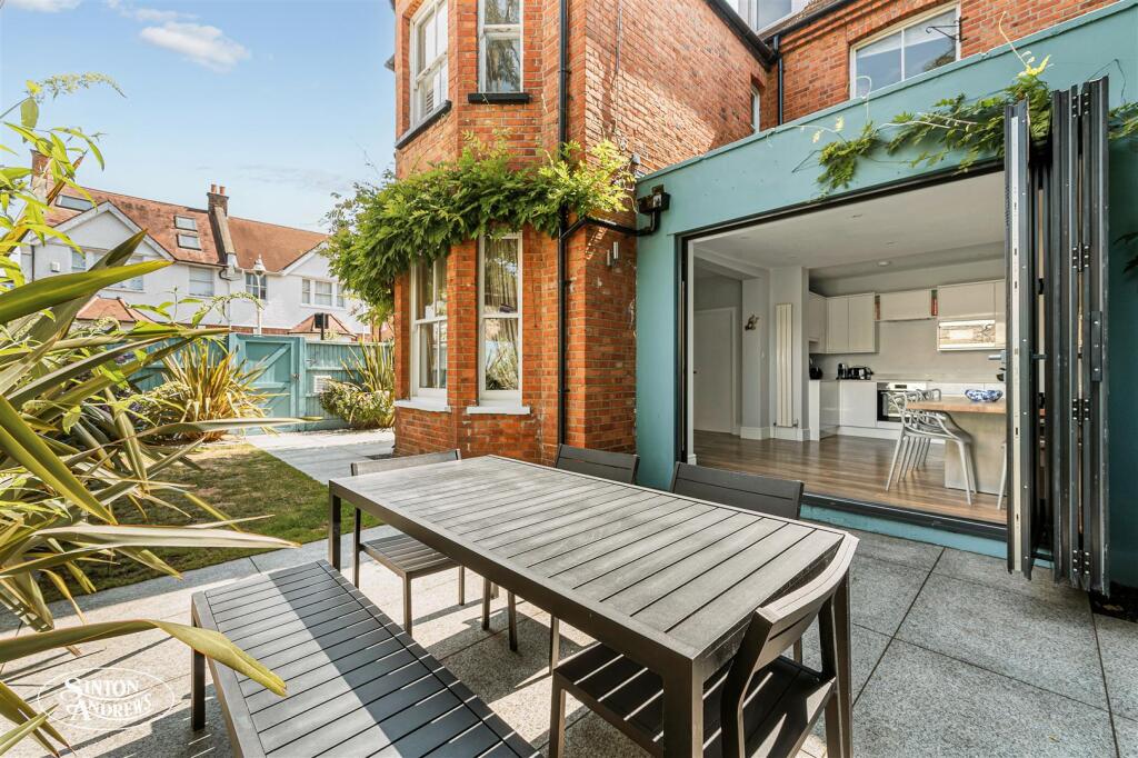 Fat 1, 2 Lyncroft Gardens-10.jpg