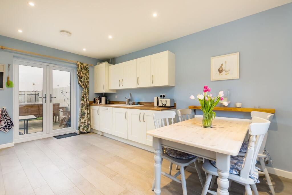 KITCHEN /DINING ROOM