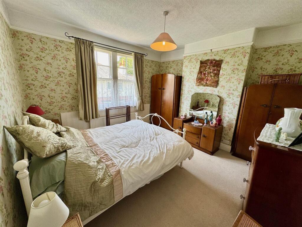 Bedroom 1.jpg