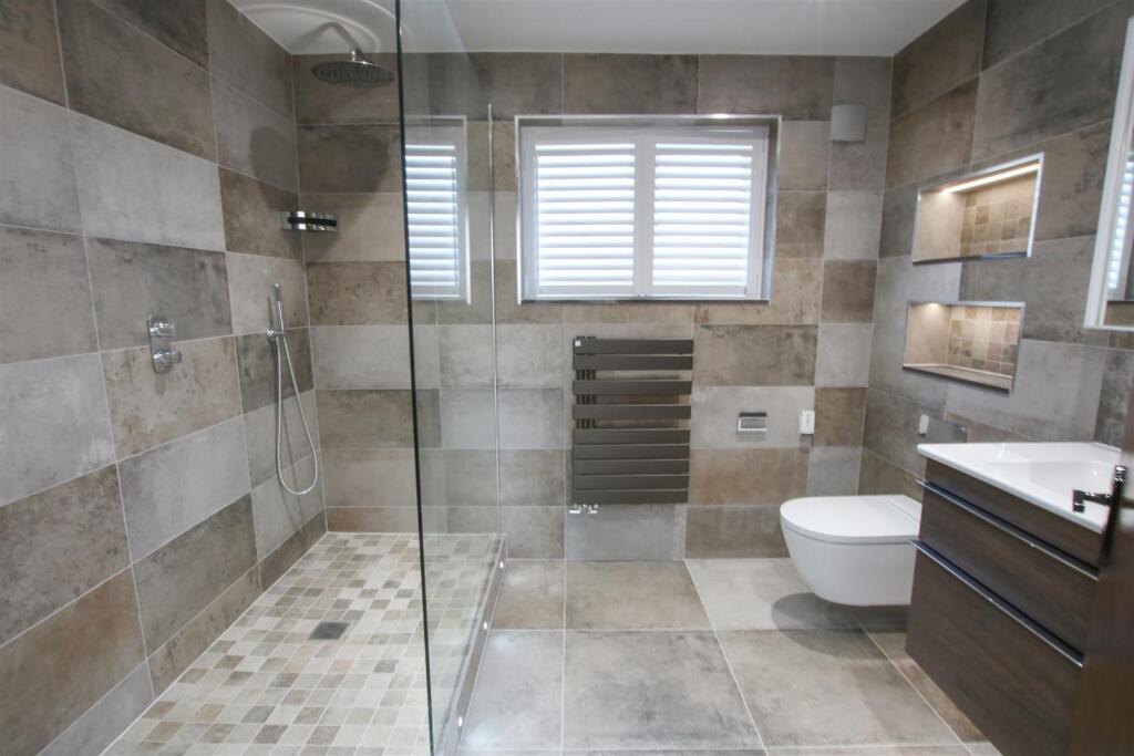 EN SUITE SHOWER ROOM