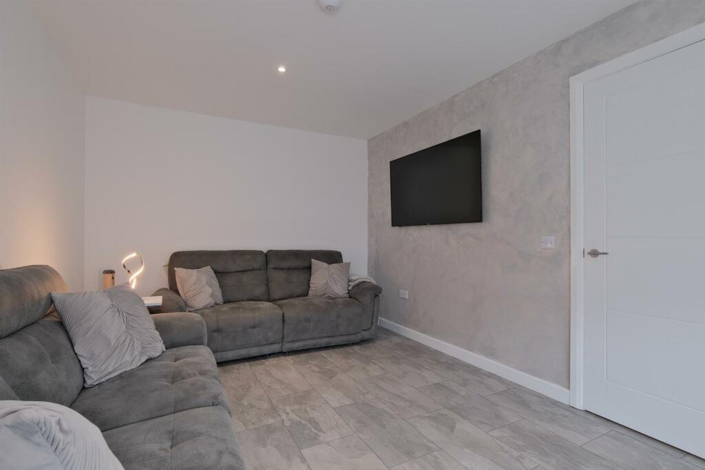 004-31 Ardencraig Terrace, Glasgow, G45 9BJ.jpg
