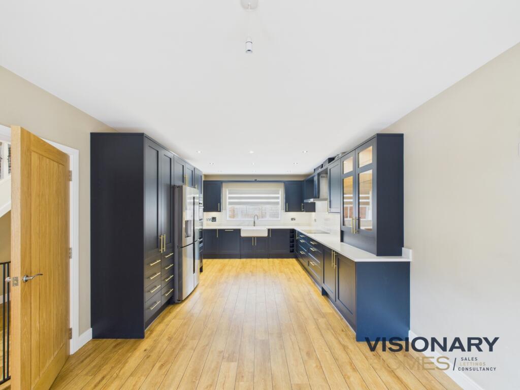 CAM03522G0-PR0216-STILL013