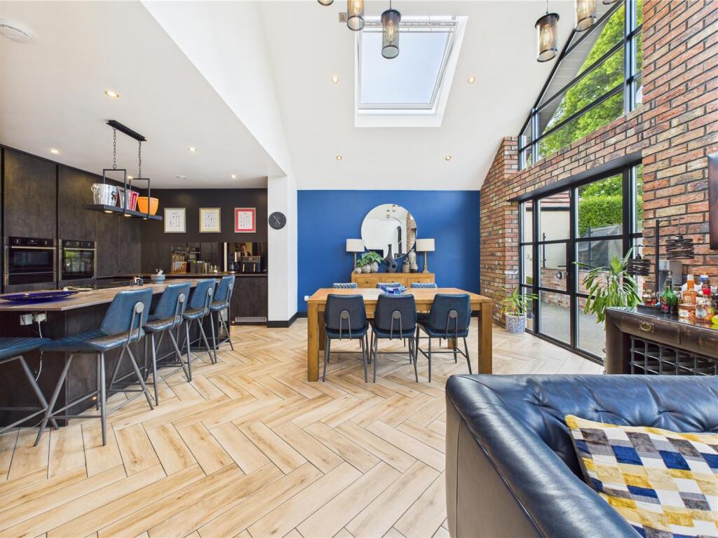 CAM04279G0-PR0120-STILL052 - BROCHURE.jpg