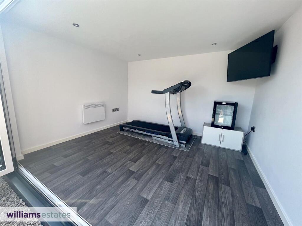 Additional Outside Room