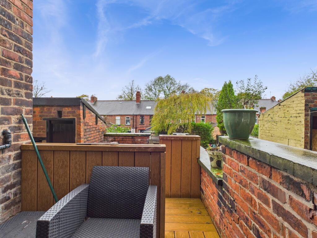 CAM03729G0-PR0165-STILL030