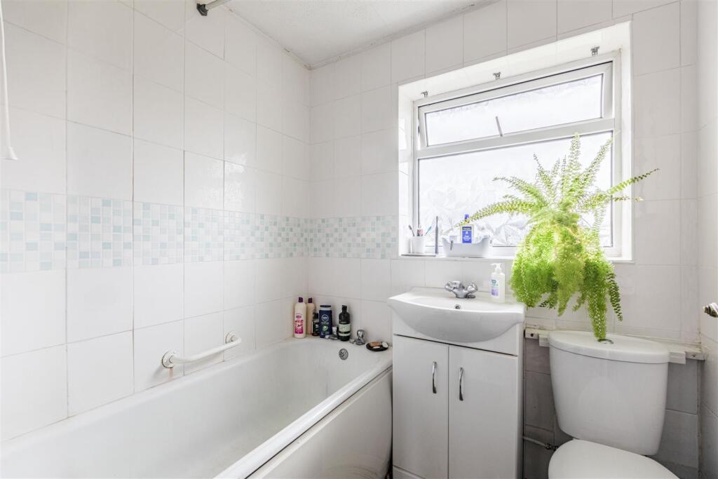 32 Godley Road, Byfleet, KT14 7EP - 8.jpg