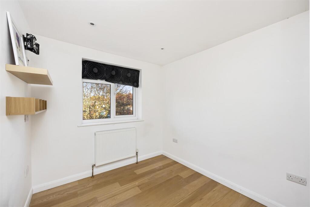 Courtlands Close 8-005.JPG