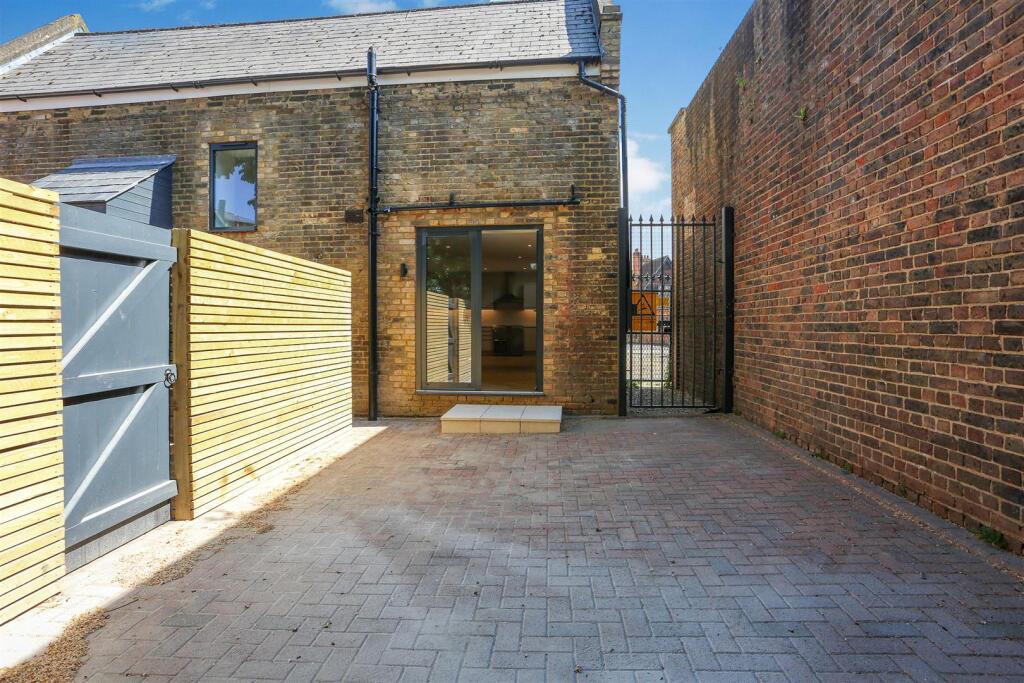 1469541018 - Campbell House, High Steet, KT1714.jp