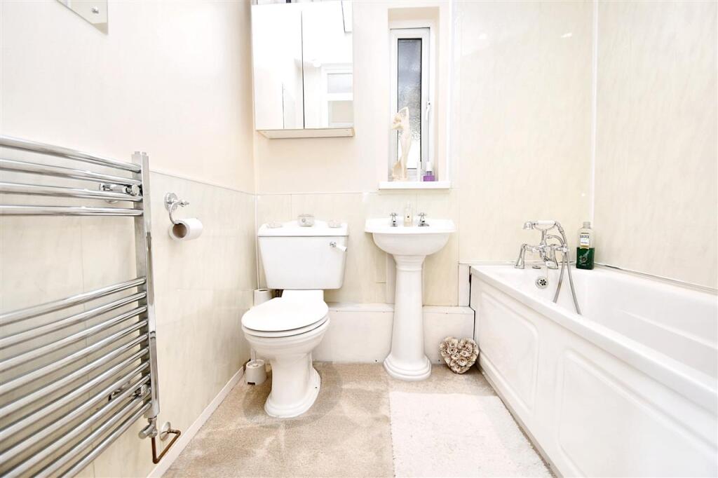 BATHROOM/WC