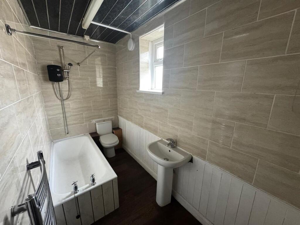 Bathroom 2.jpg