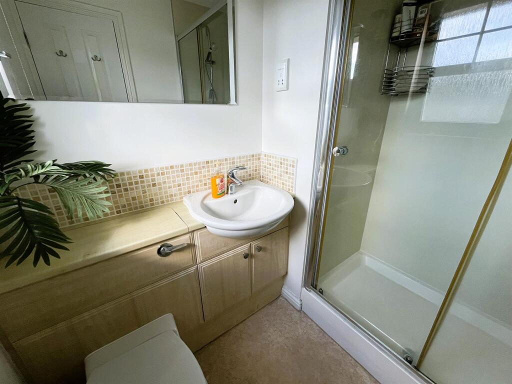 EN-SUITE SHOWER ROOM