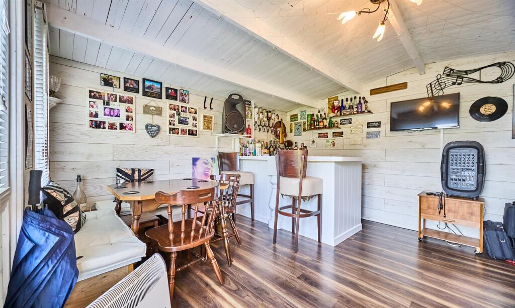 Log Cabin/Entertaining Room