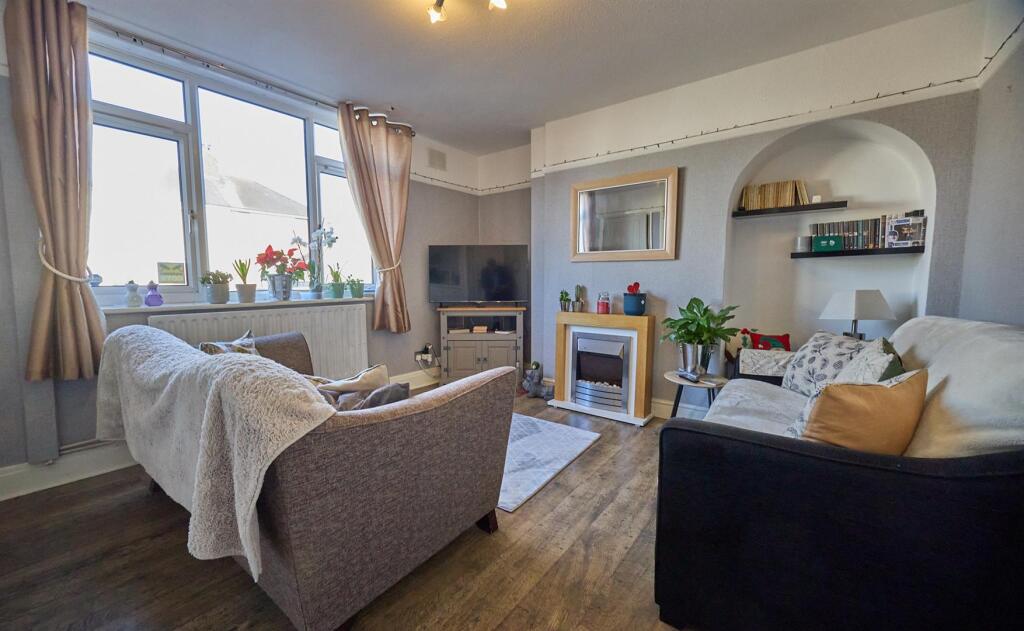 FRONT LOUNGE