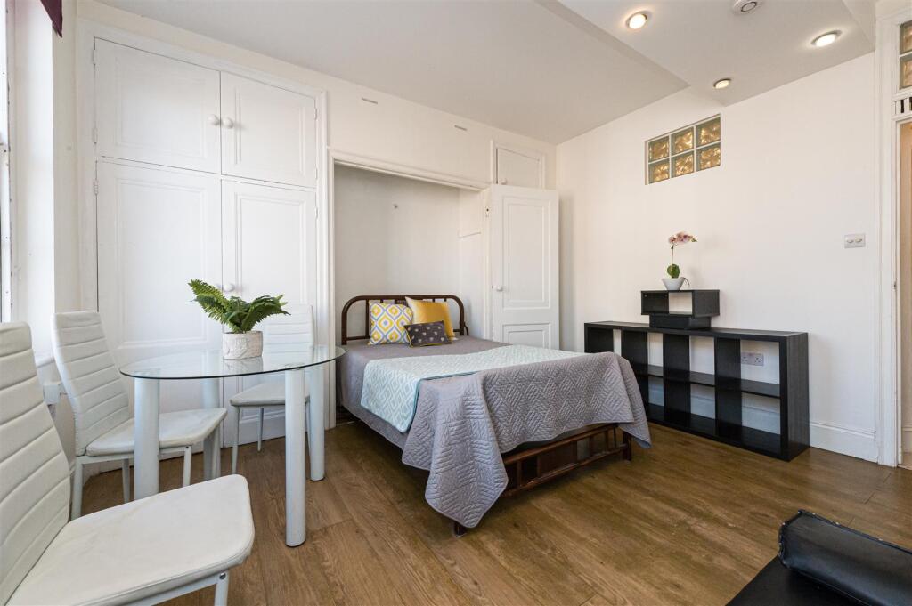 Queen's Court 105A-022.jpg